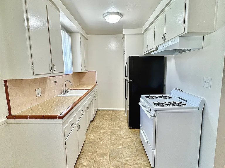 8750 Woodman Ave #18 — Photo 7