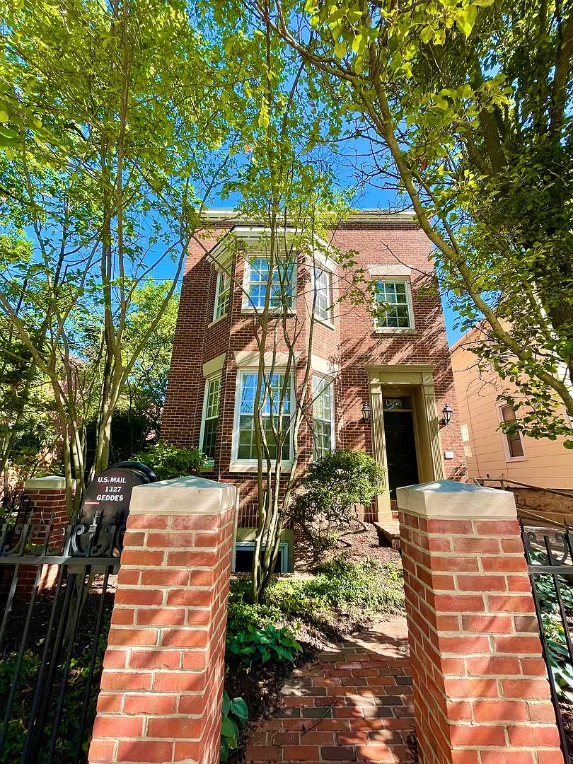 6 Bed/2.5 Bath Private Home Available August '27 — Photo 3