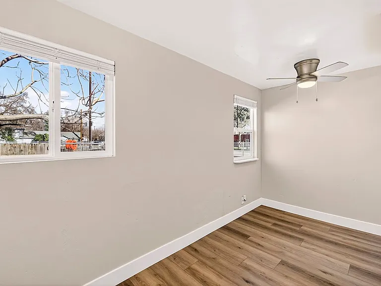 1128 W 5th St — Photo 14