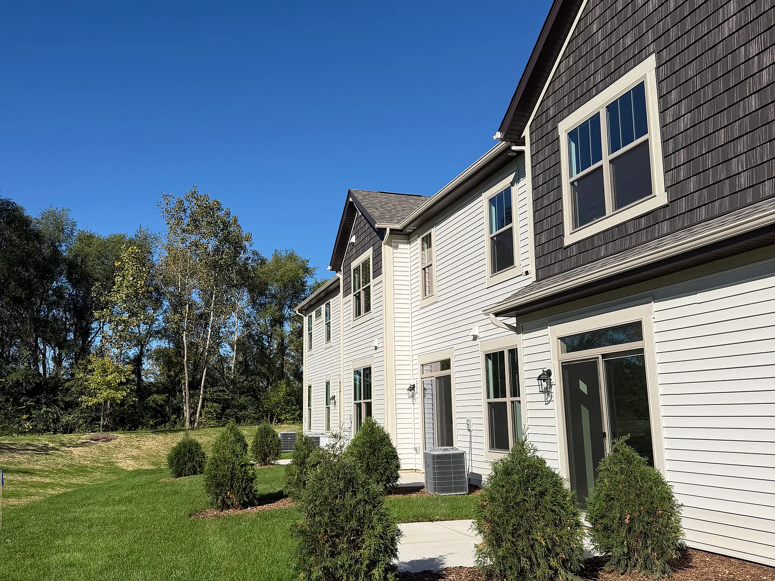 3 bed, 2.5 bath, 1920 sqft, $3,500 — Photo 3