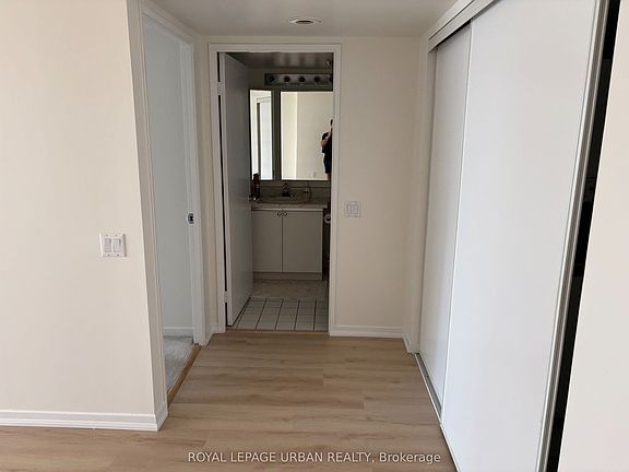 5th image of 21 Overlea Blvd #902