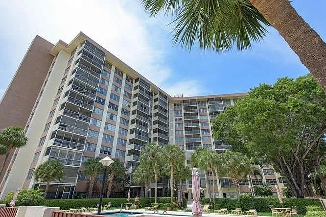 1 bed, 1.5 bath, 900 sqft, $1,650 — Photo 1