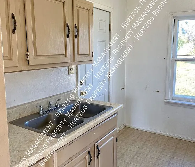 409 W Summit Ave — Photo 2