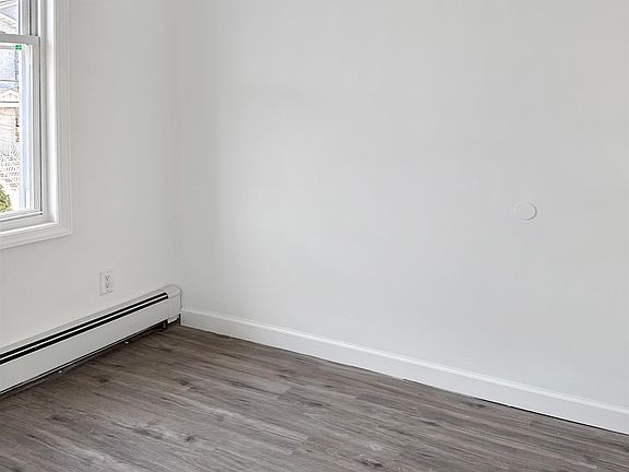 4th image of 132 Bayview Ave #2