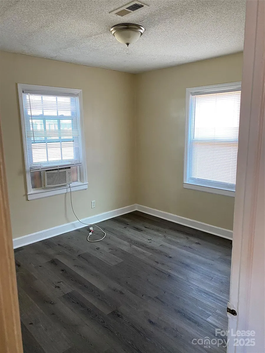 Building Photo - 3100 Zircon St #1