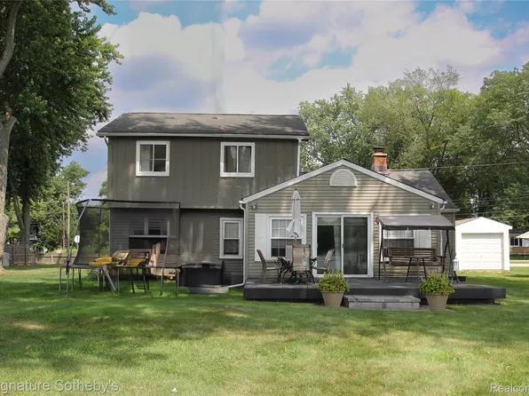 9393 Boncrest St, Commerce Township, MI 48382