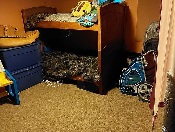 Partial basement/room
