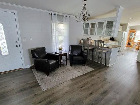 4th image of 1284 Gardenia Dr