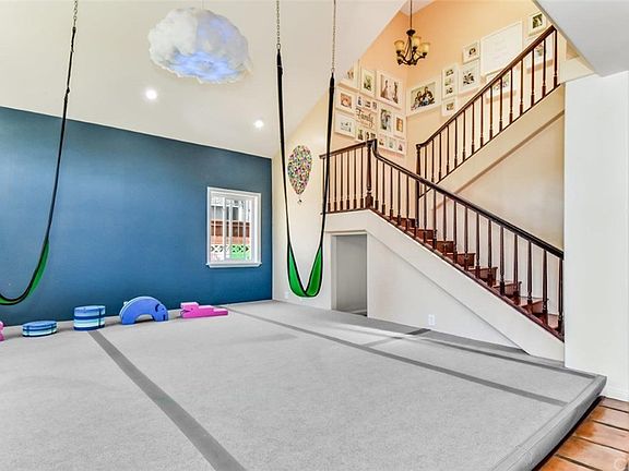 4th image of 2521 Alvord Ln
