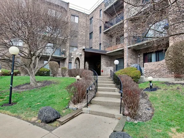 601 W Huntington Commons Rd #1, Mount Prospect, IL 60056