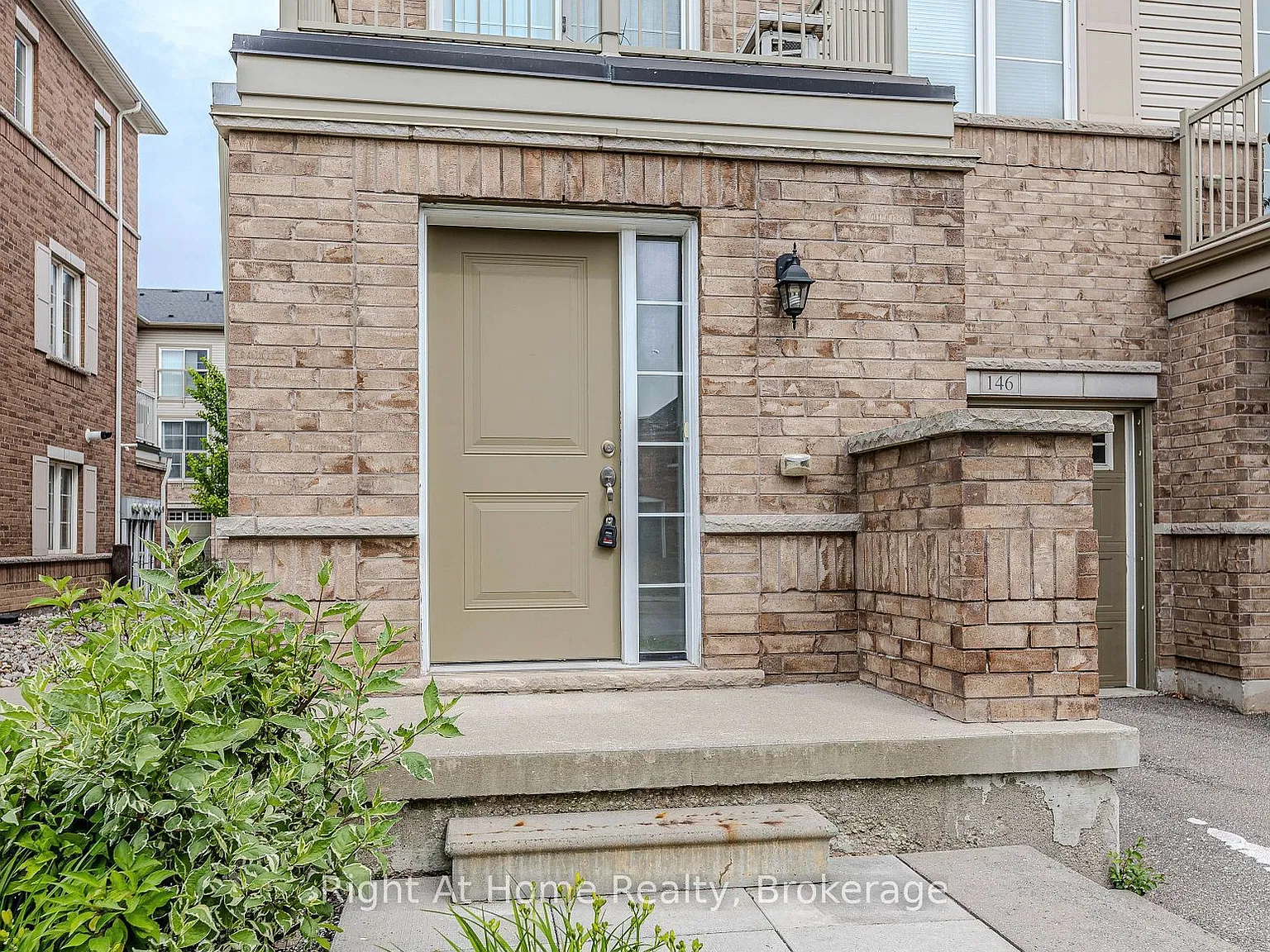 165 Hampshire Way — Photo 2