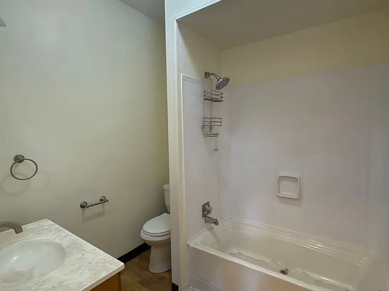 139 E Broad St — Photo 4