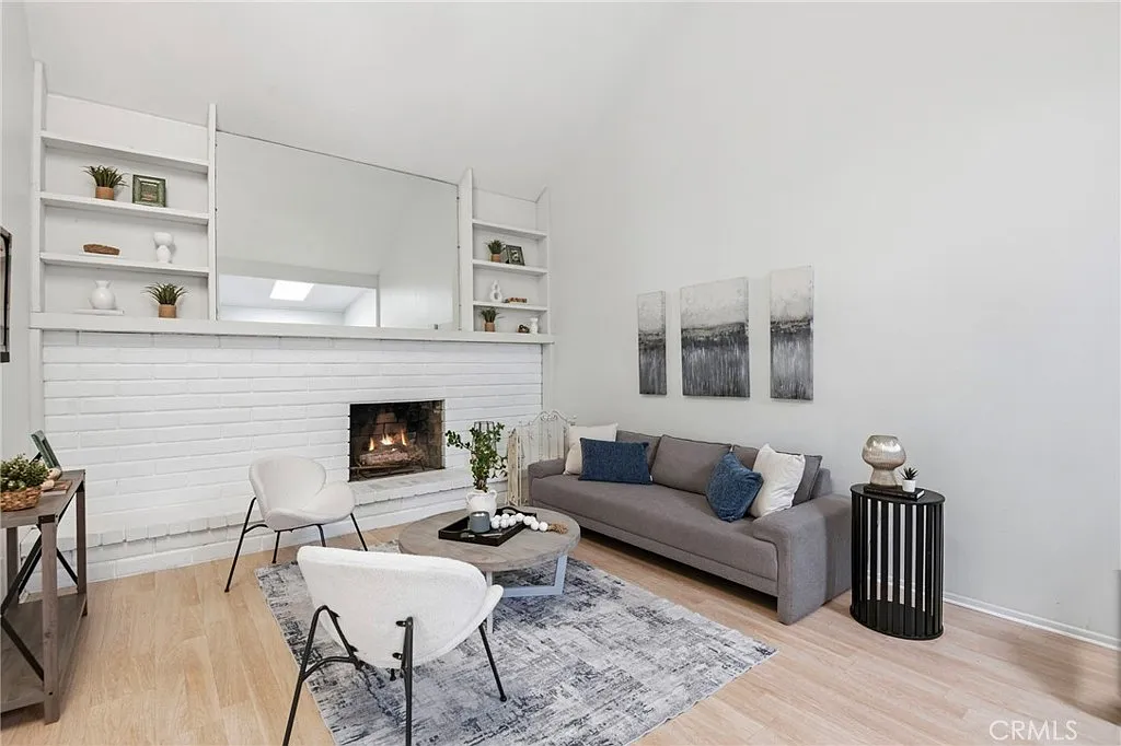 3 bed, 1295 sqft, $4,400 — Photo 2