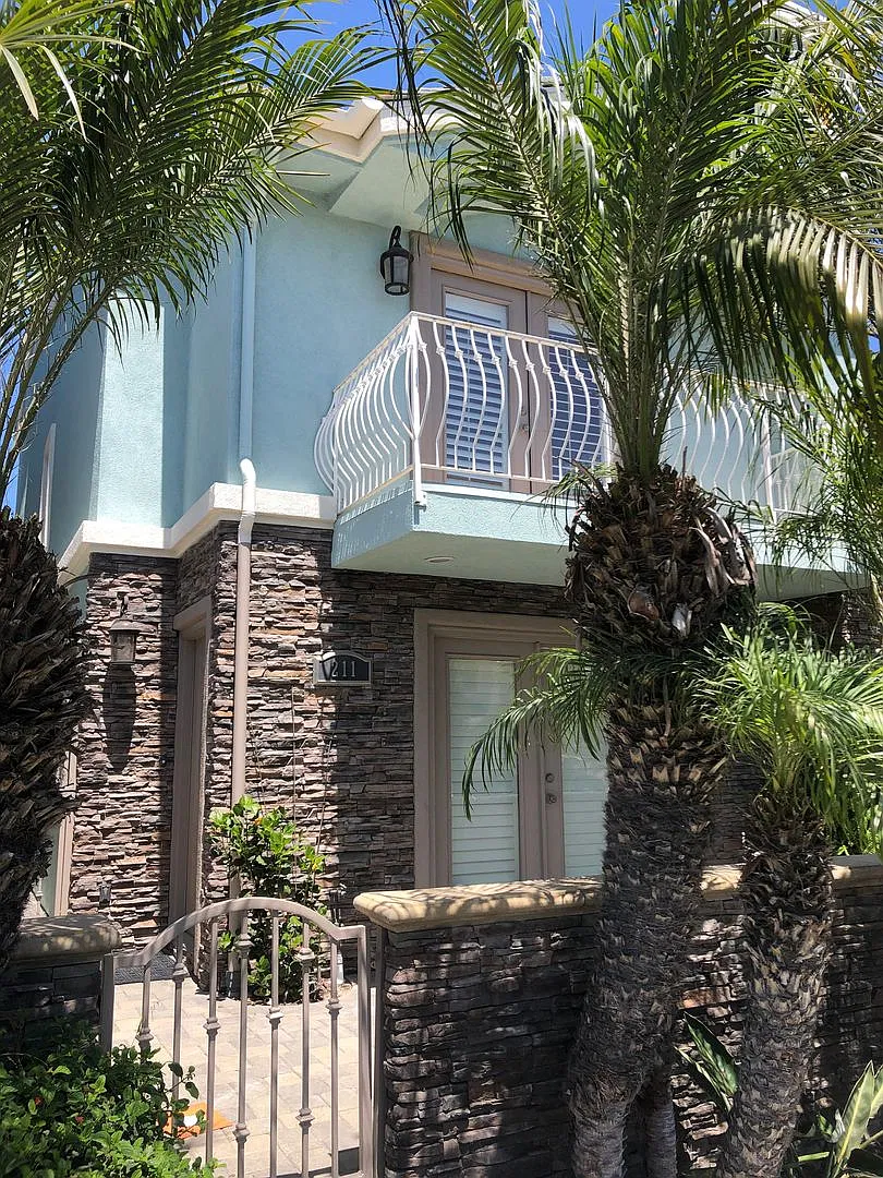 Three-story downtown home two blocks from the ocean — Photo 1