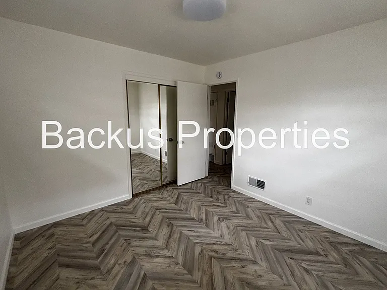 681 Alice St — Photo 17