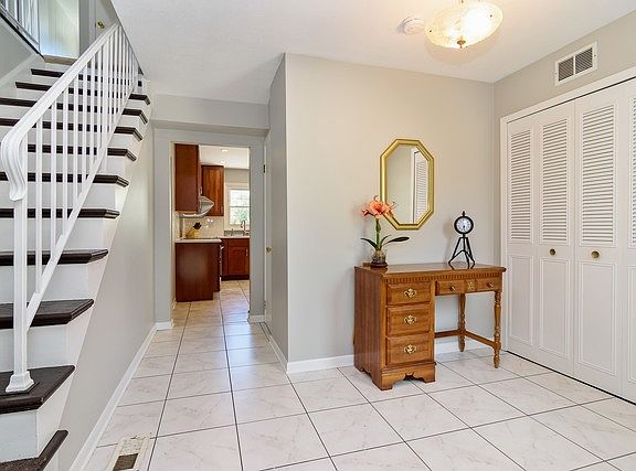 3rd image of 871 Woodhollow Ln