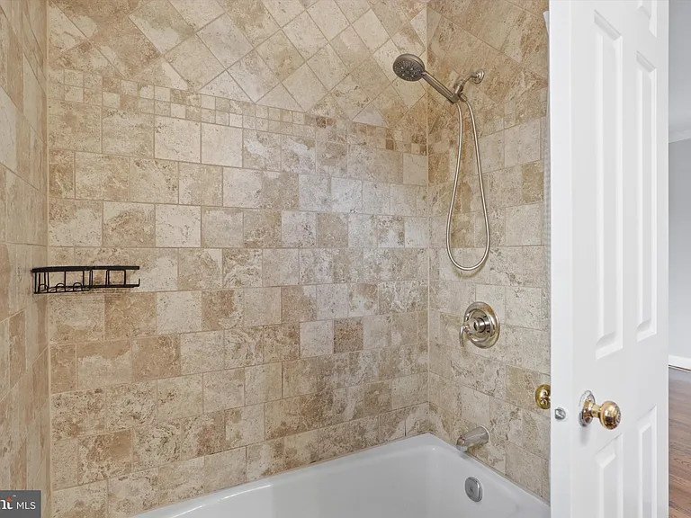 101 Roberts Ct — Photo 22