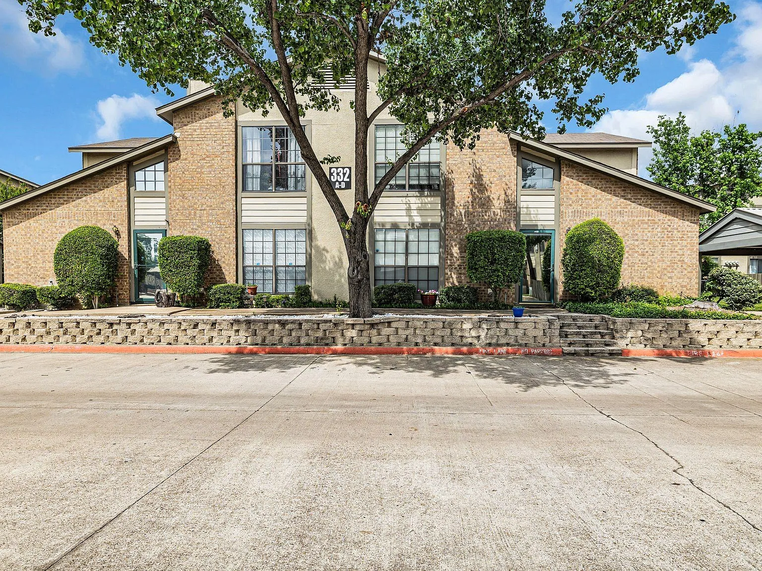 3 bed, 1200 sqft, $1,999 — Photo 1