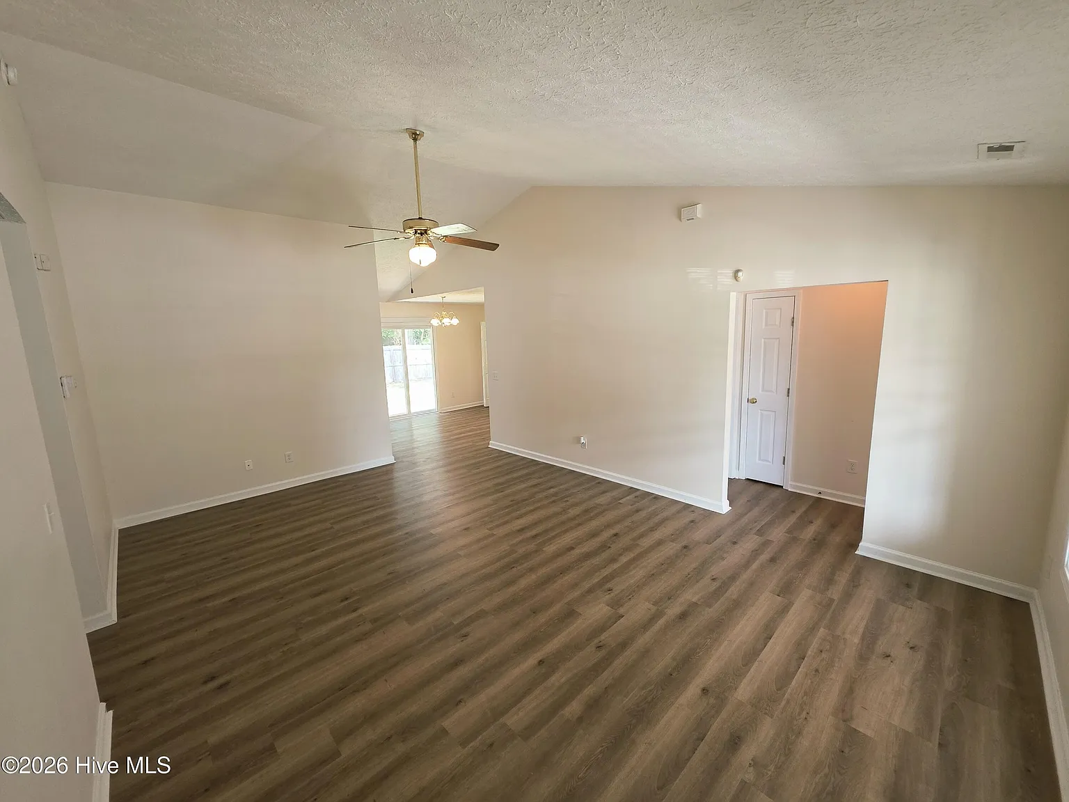 3 bed, 2.0 bath, 1296 sqft, $1,500 — Photo 3