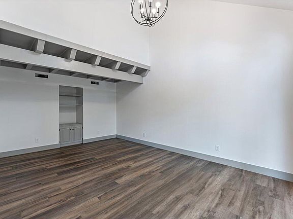 3rd image of 410 Contour Ave
