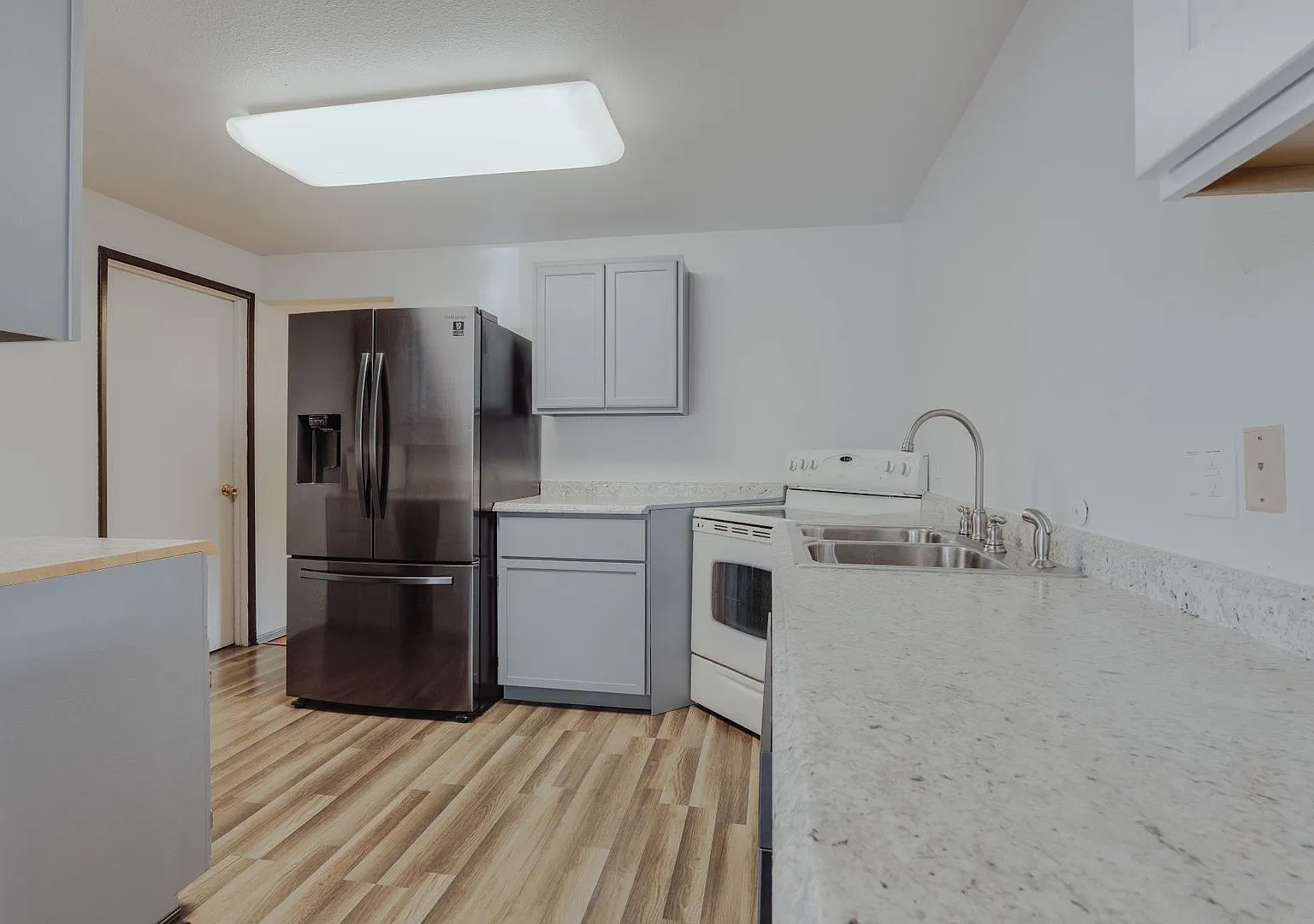 Spacious 4-Bedroom Auburn Home with Fenced Yard & Two-Car Garage — Photo 3