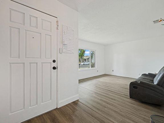 4th image of 3225 Nightingale Dr