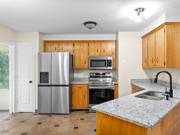 5th image of 204 Sherwood Hills Dr