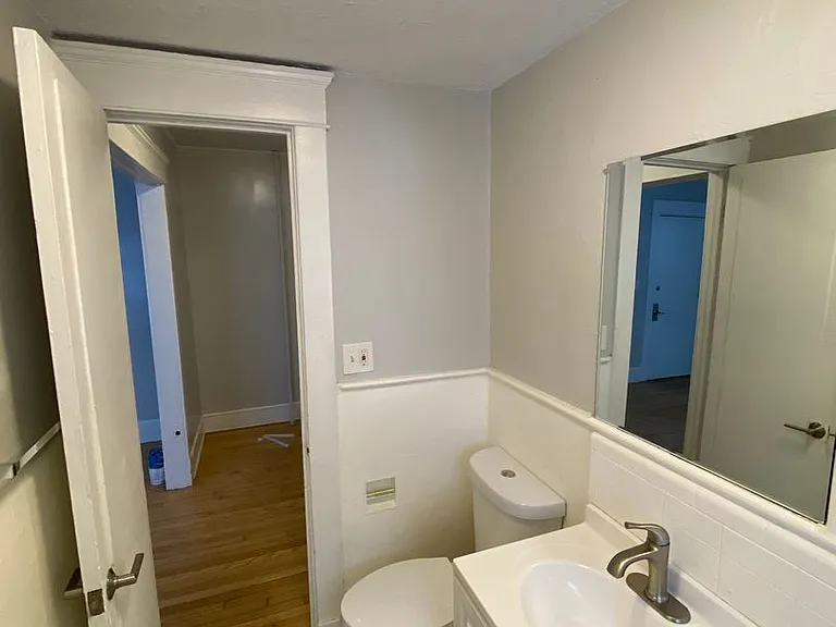 100 Howe Street — Photo 48