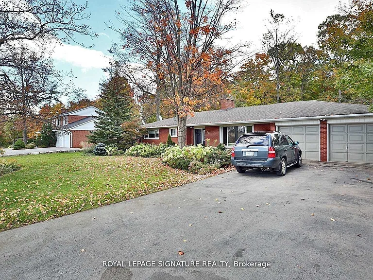 38 Burnhamthorpe Rd W — Photo 2