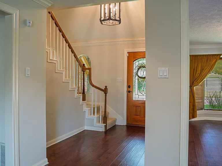 1704 Crystal Hills Dr — Photo 2