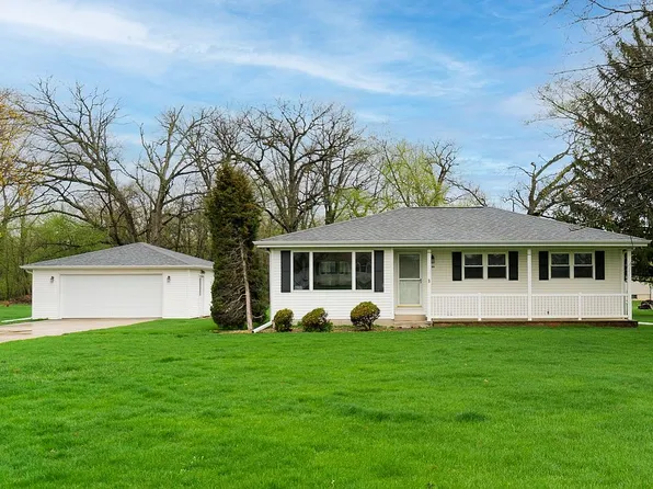 295 N Mentzer Rd, Robins, IA 52328