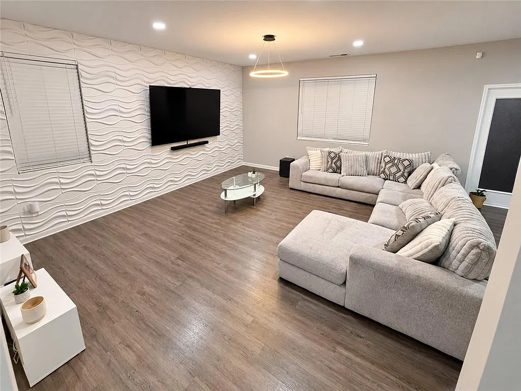 4 bed, 2.5 bath, 2115 sqft, $2,500 — Photo 4
