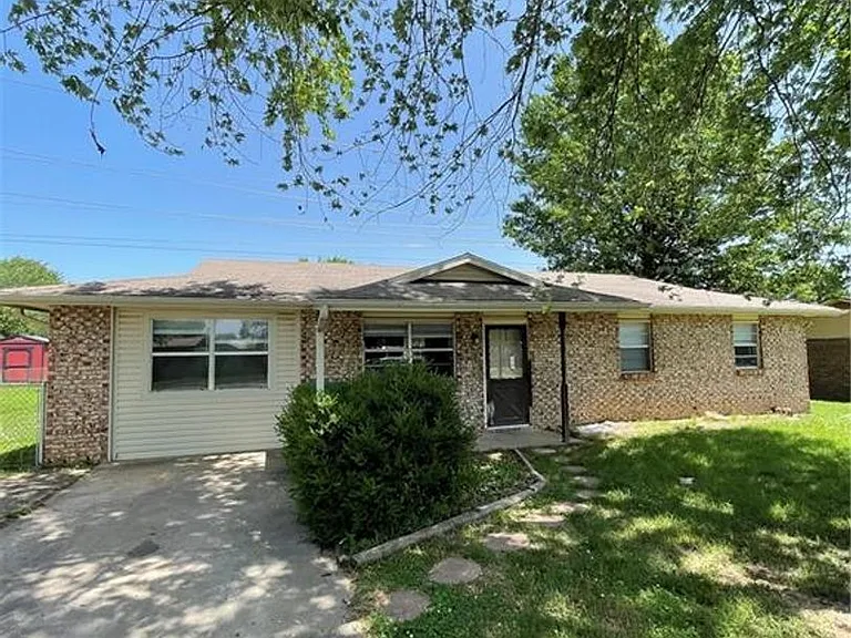 3102 Scott Ln — Photo 1