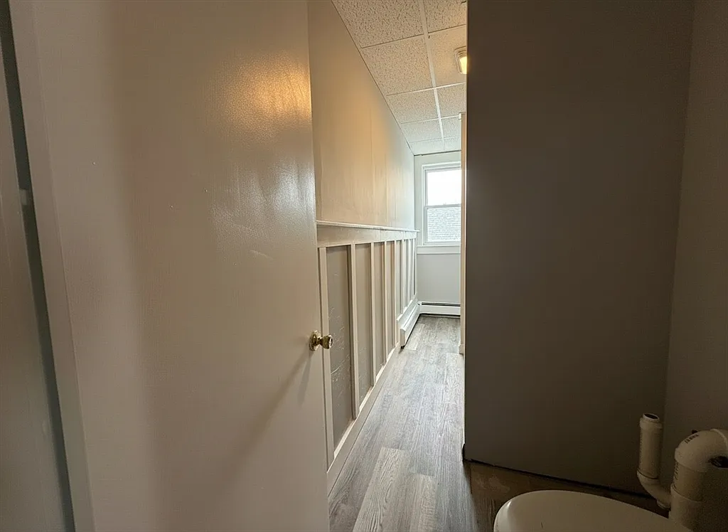 3 bed, 1.0 bath, 1000 sqft, $2,395 — Photo 2