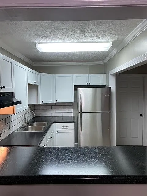 204 S College St — Photo 1