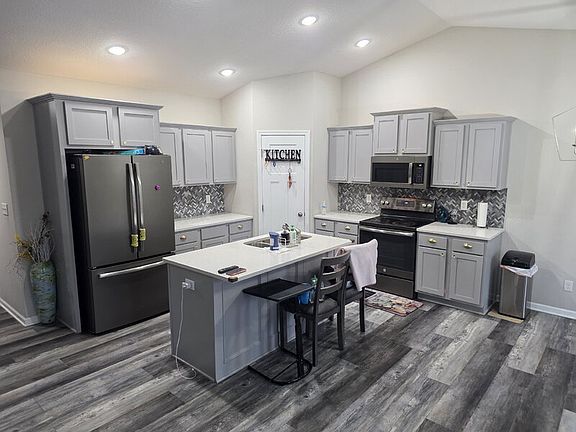 3rd image of 950 8th St