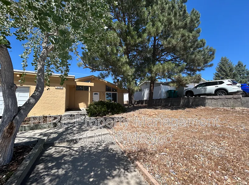 3 bed, 2.0 bath, 1300 sqft, $2,050 — Photo 2