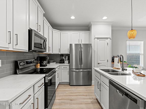 4th image of 918 2ND Avenue N