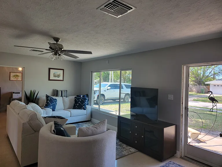 219 Crescent Ct E — Photo 12