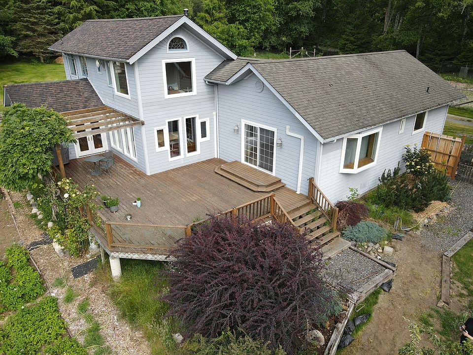 South facing deck to capture the sunshine