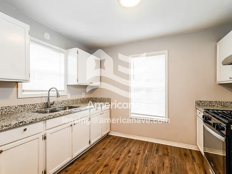 1339828_007_kitchen_7.jpg