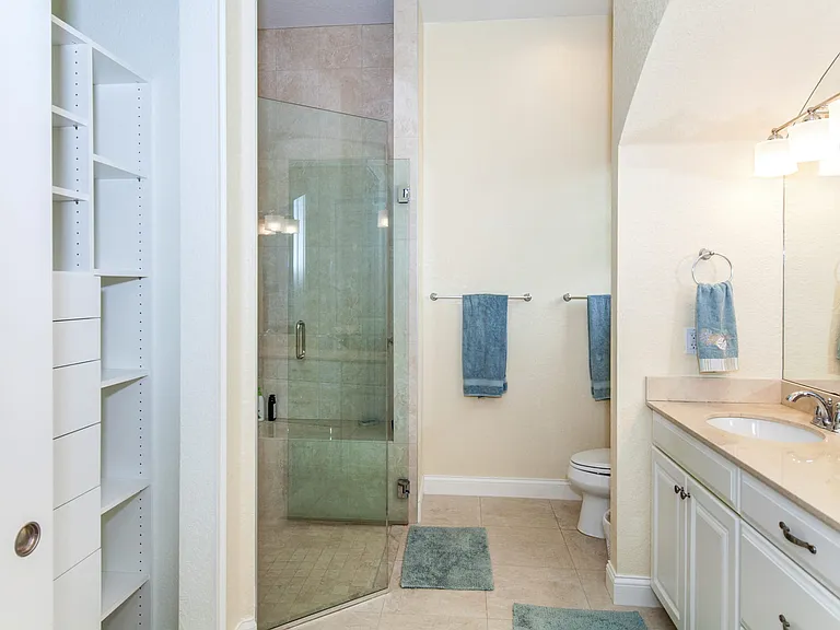 Main bathroom walk in shower