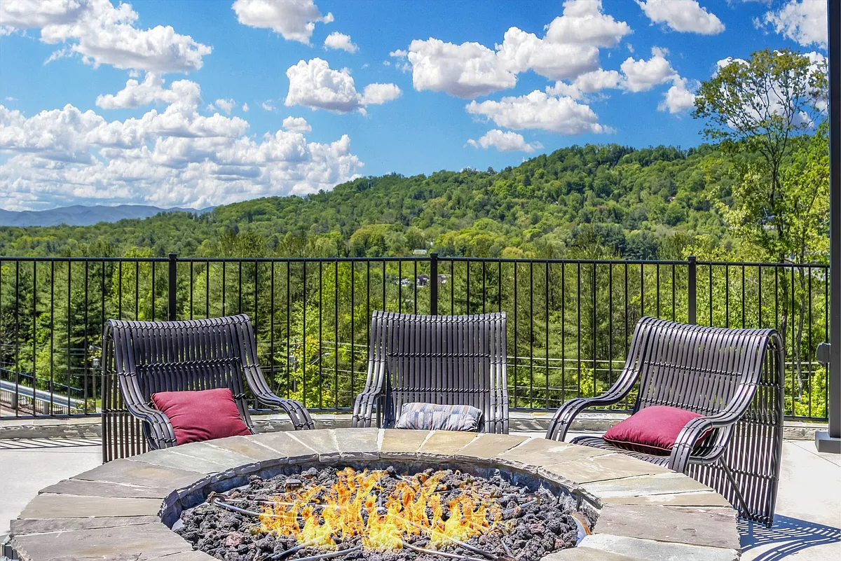 Building Photo - Enclave Piney Mountain