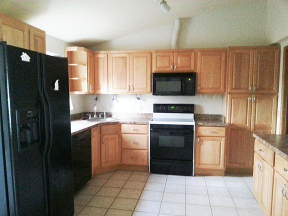 Large kitchen with lots of cabinets