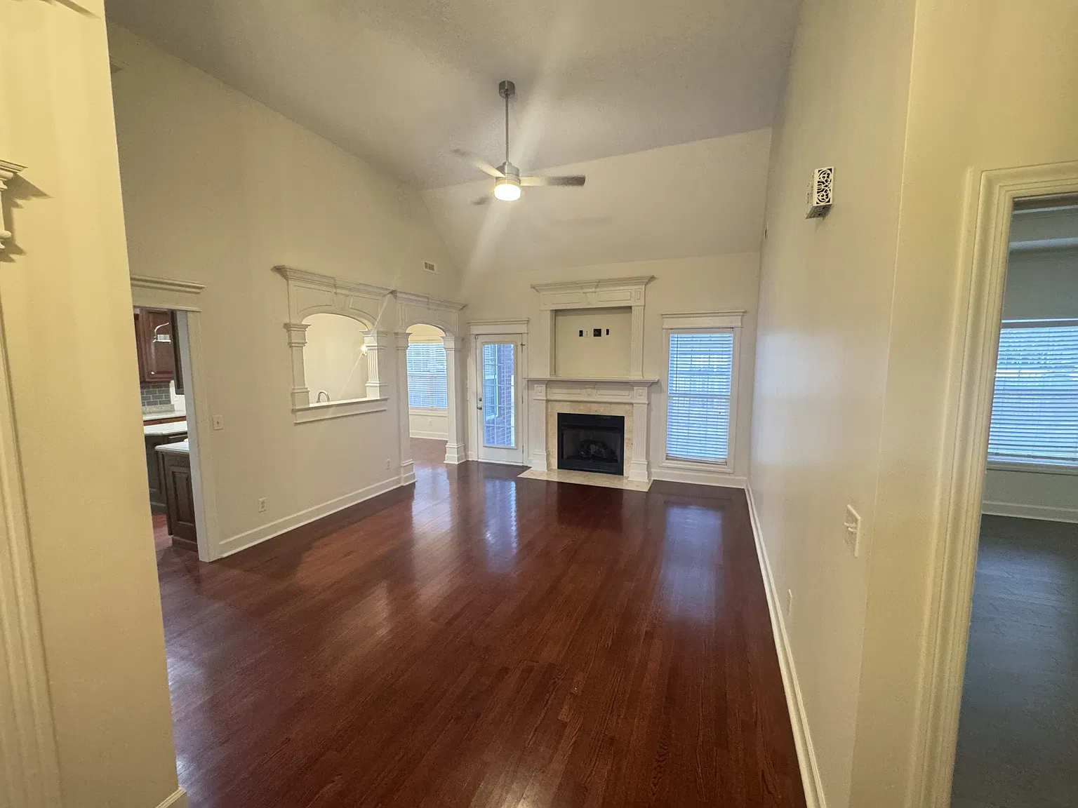 3 bed, 2.0 bath, 2000 sqft, $2,375 — Photo 2