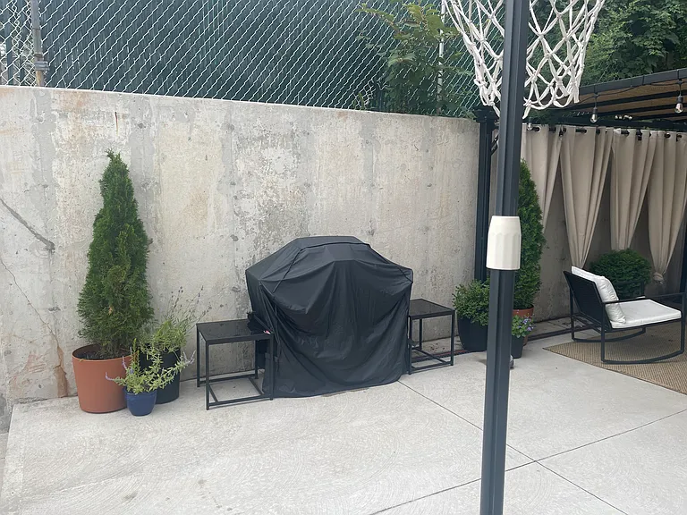 290 Clifton Ave — Photo 11