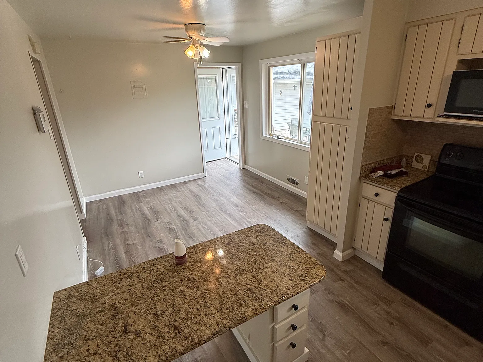 5 bed, 2025 sqft, $2,995 — Photo 3