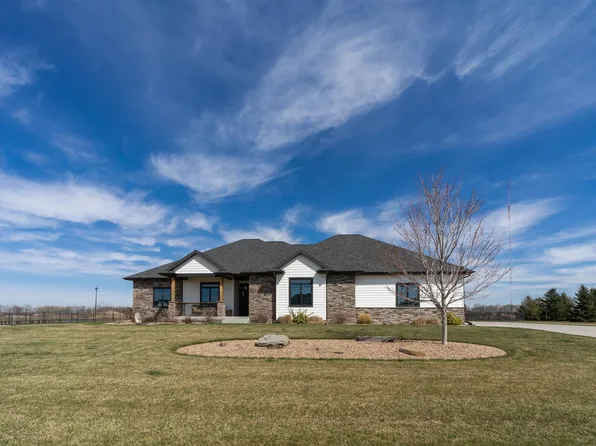 406 Fox Run St, Hastings, NE 68901