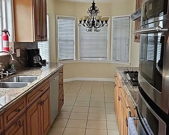 2452 Colby Ave — Photo 11