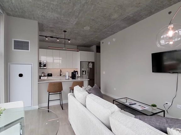3rd image of 107 W Hubbard St #20